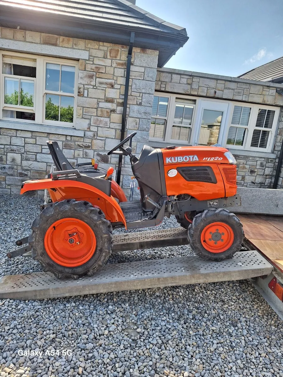 Kubota tractor like new - Image 1