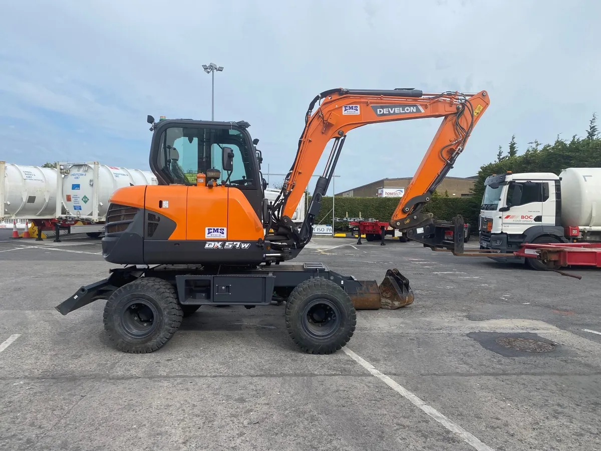 Wheeled excavator - Image 2