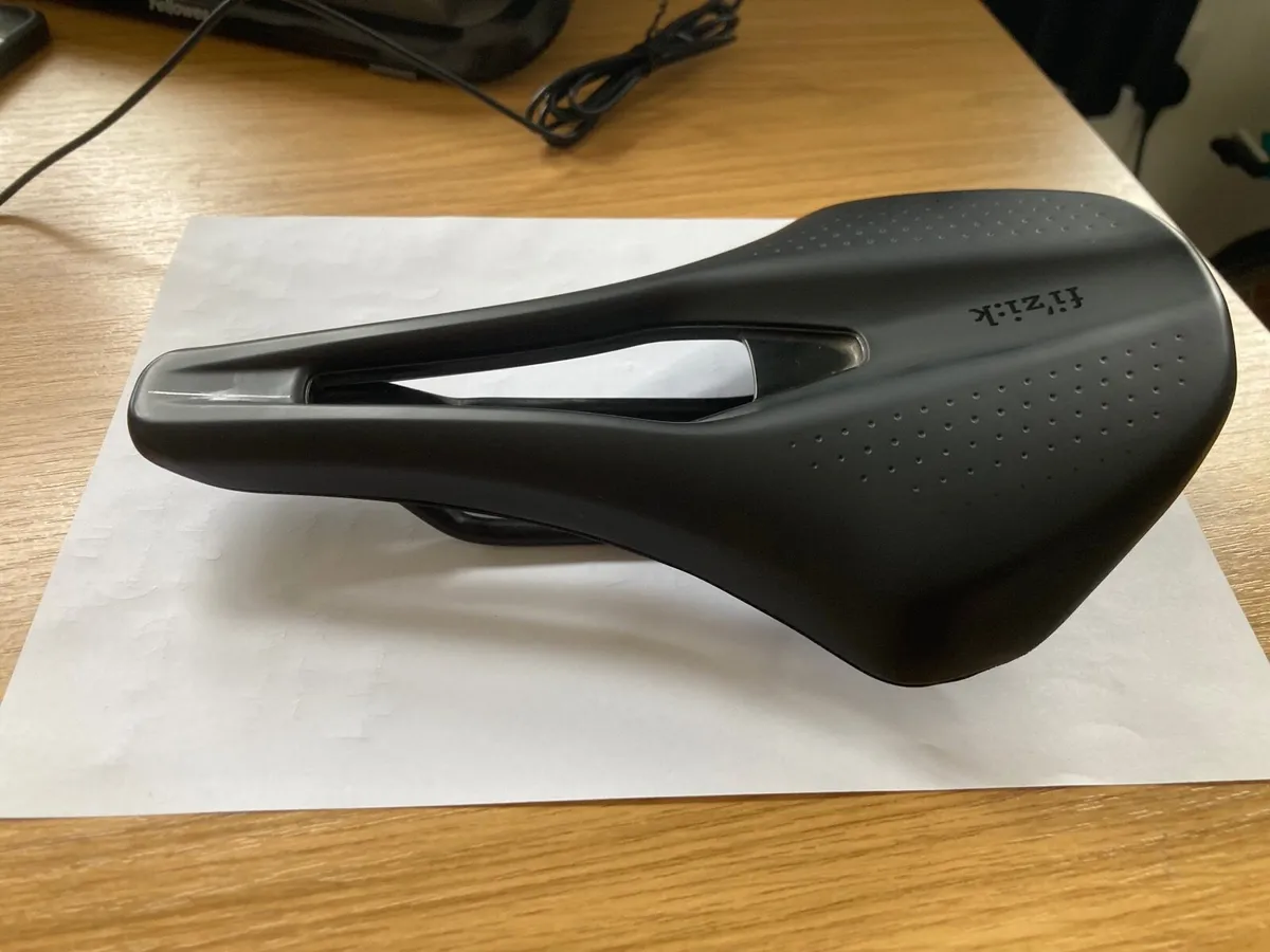 Fizik Argo Tempo R3 bicycle saddle - Image 1