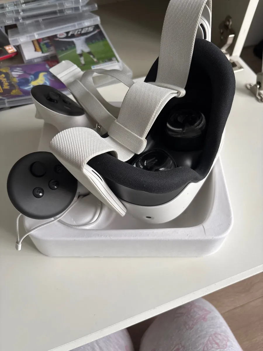 Meta Quest VR Headset - Image 2
