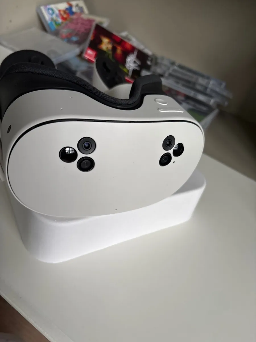Meta Quest VR Headset - Image 3