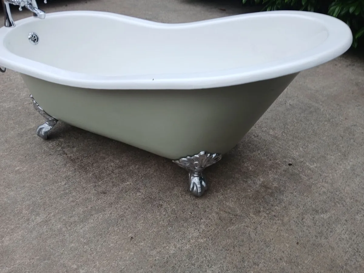 Cast iron slipper bath & taps - Image 3