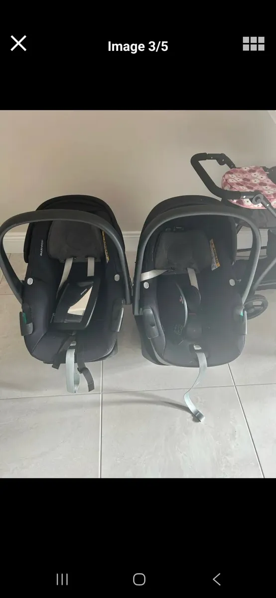 2x maxi cosy car seats with 360 maxi cosy iso fix - Image 1