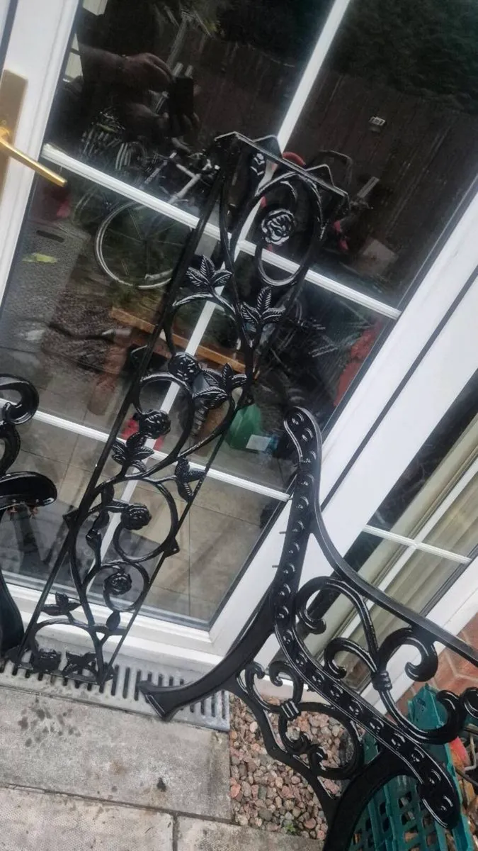 Iron cast garden bench ends - Image 2