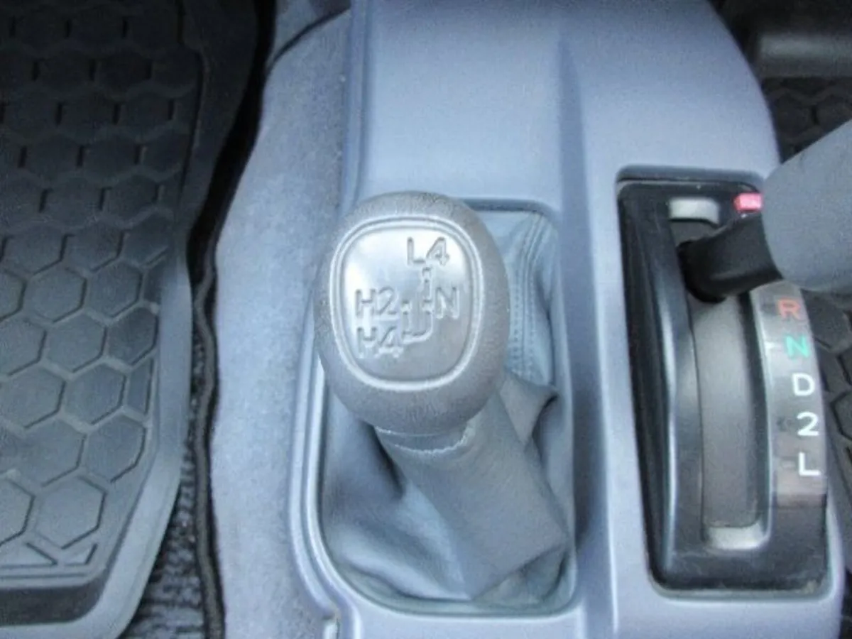 Vintage Toyota Hilux - Image 4