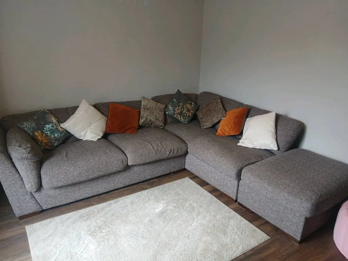 Contents of house - Image 2