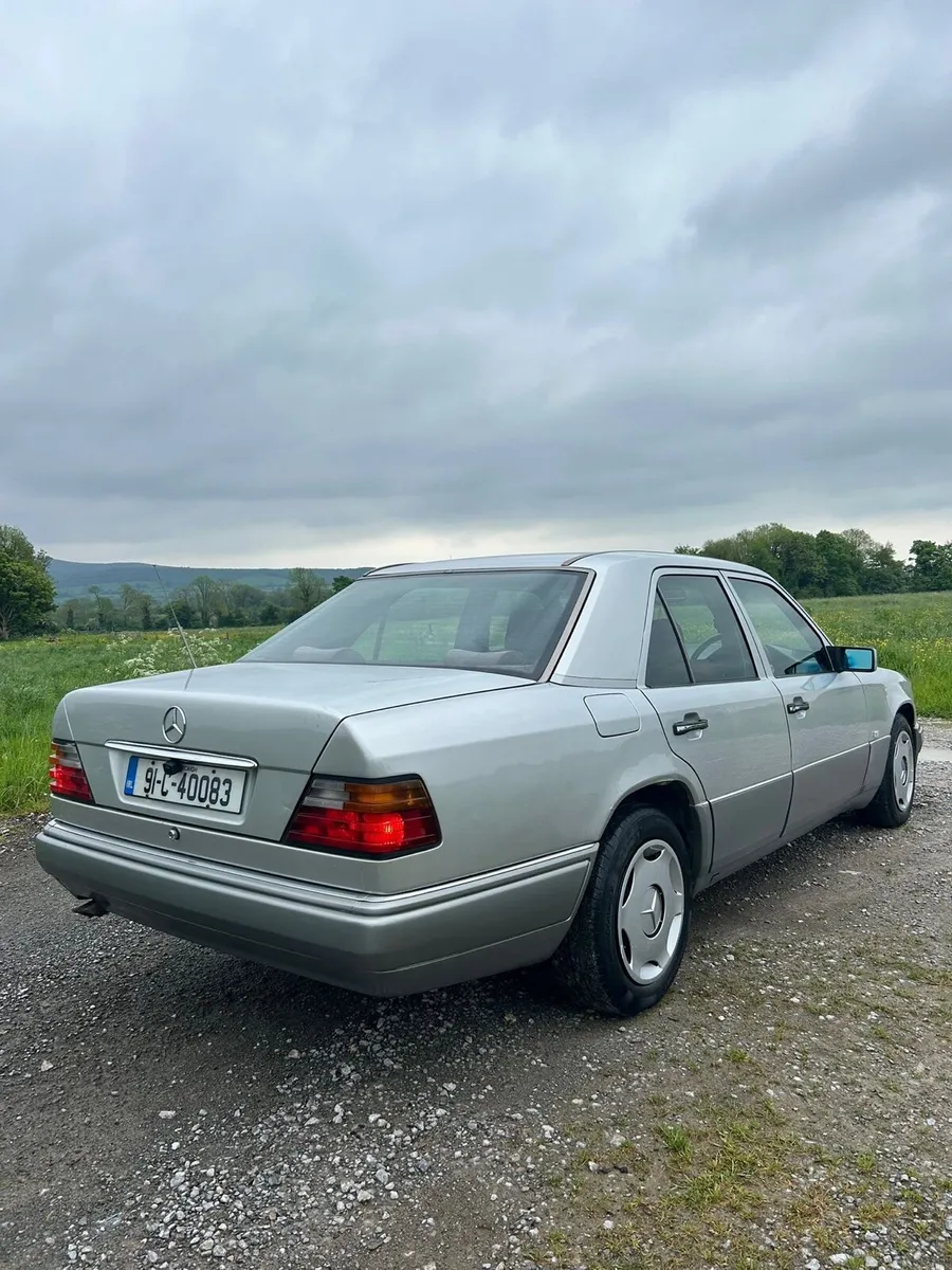 1991 Mercedes E300 W124 - Image 4