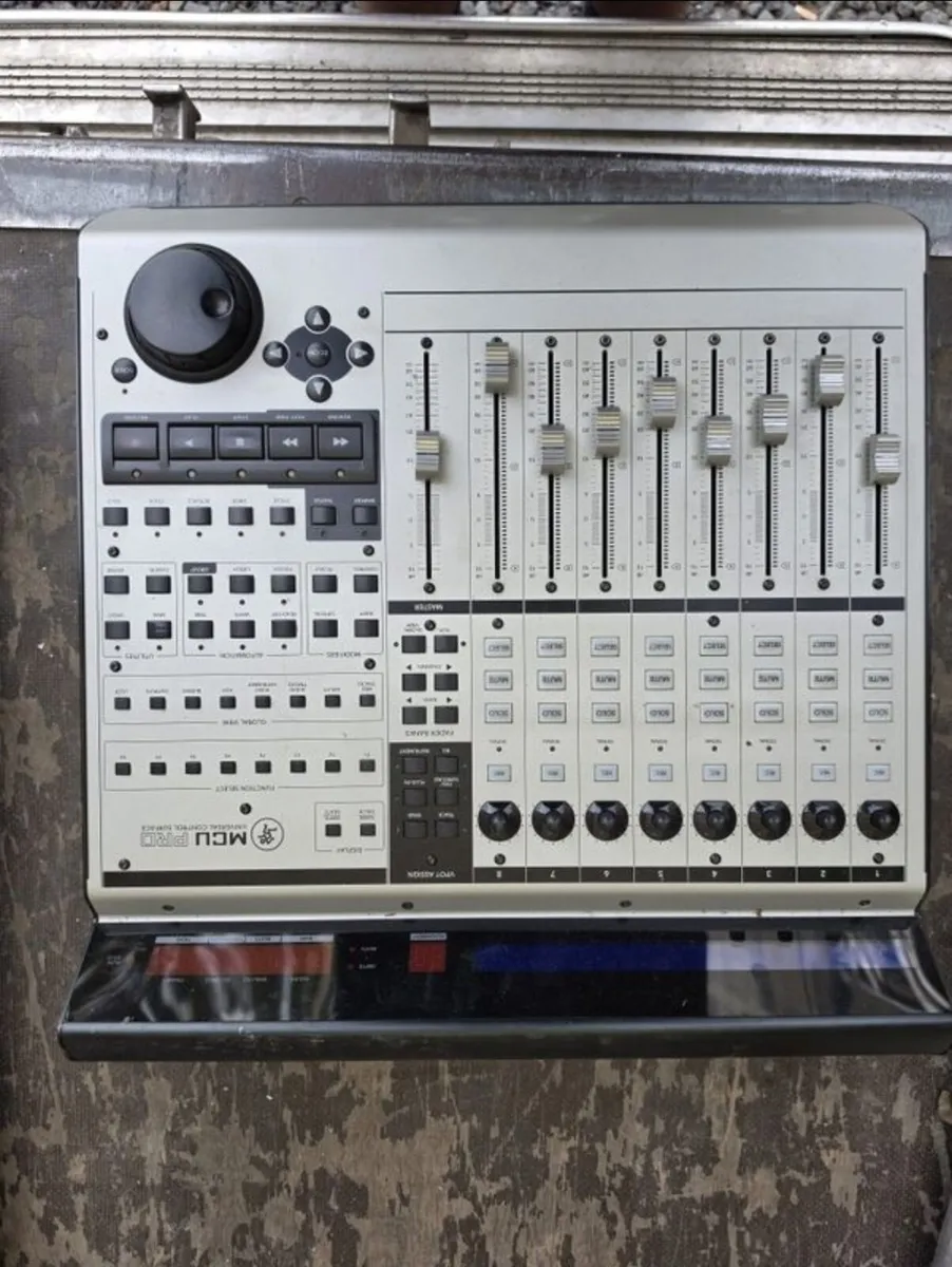 Mackie MCU Pro Universal DAW Control Surface