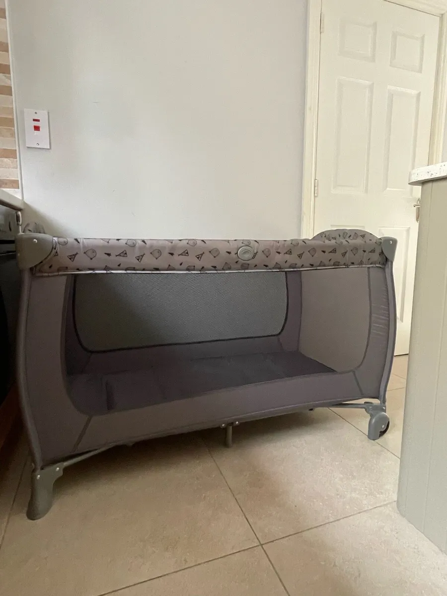 Hauck sleep and play travel cot - Image 1