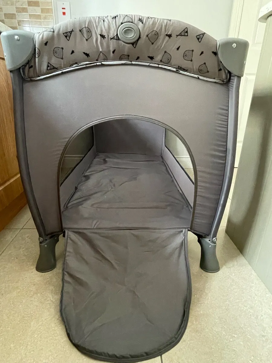 Hauck sleep and play travel cot - Image 2