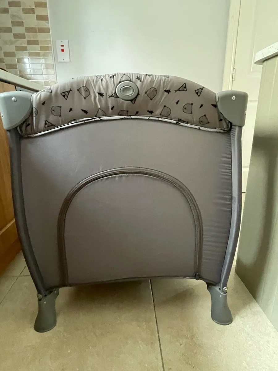Hauck sleep and play travel cot - Image 3