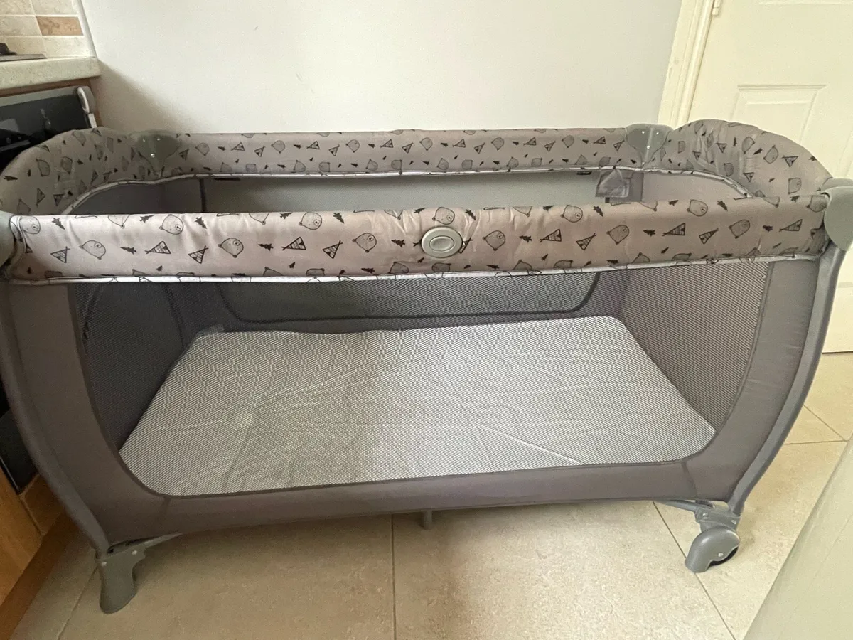 Hauck sleep and play travel cot - Image 4