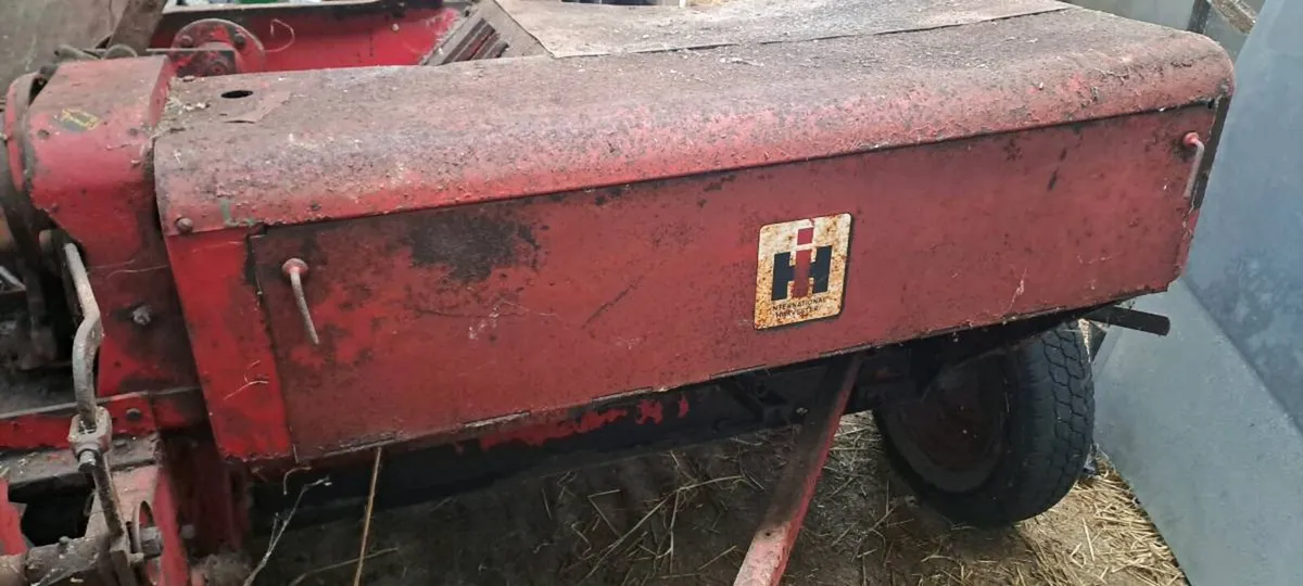 International B46 baler - Image 2