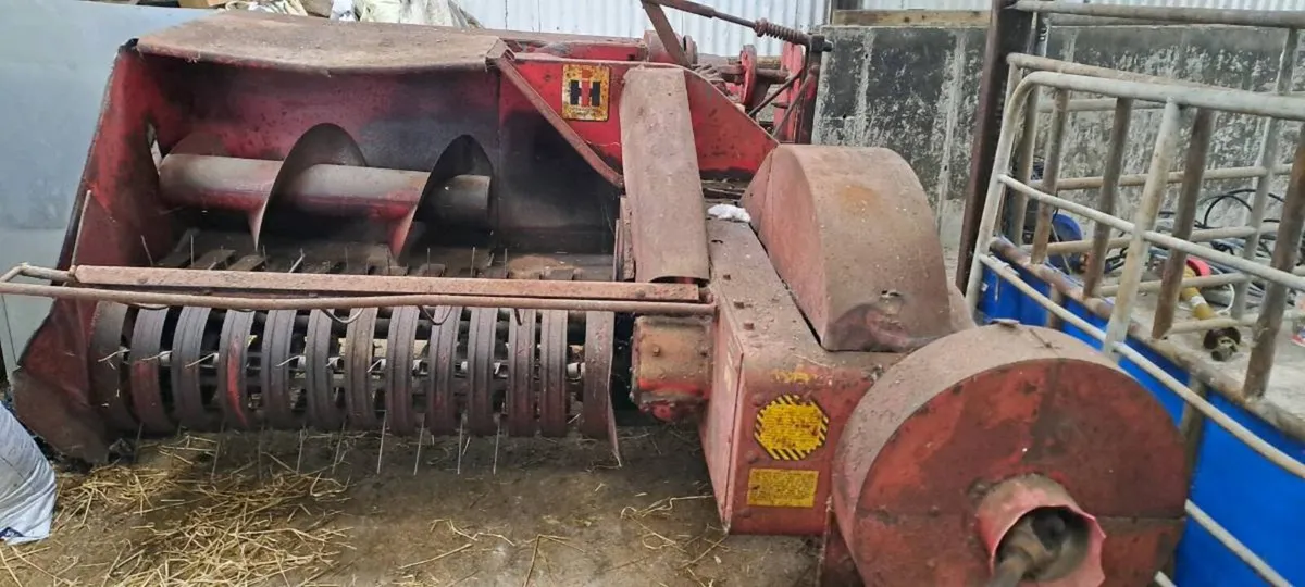 International B46 baler - Image 1