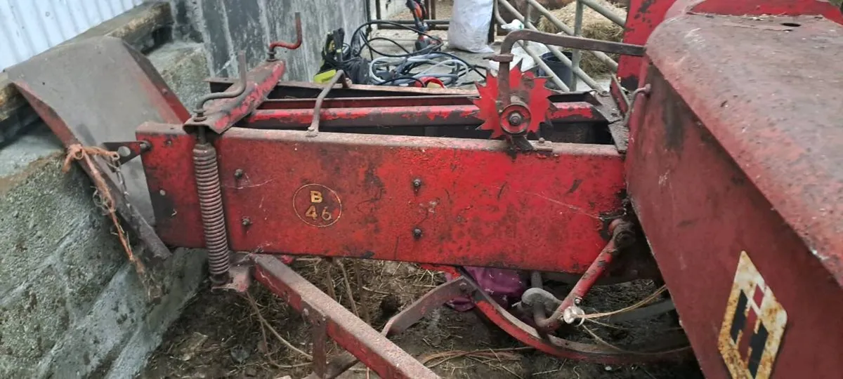 International B46 baler - Image 4