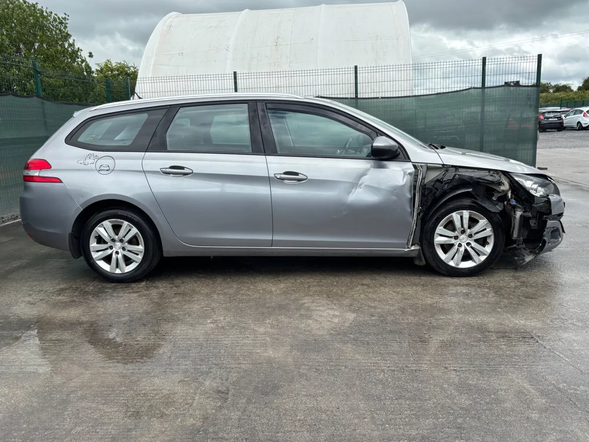 152 Peugeot 308  Light Damage - Image 4