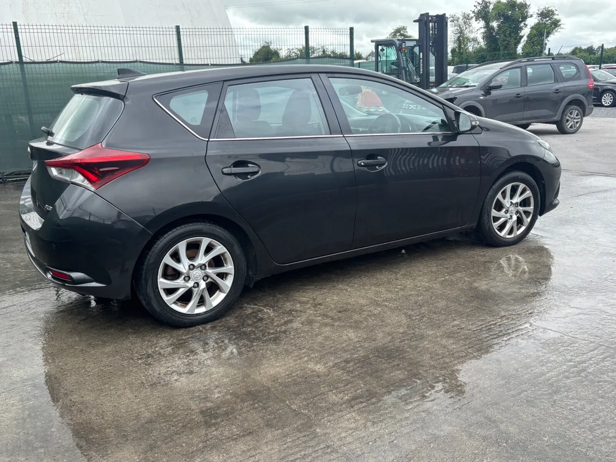 162 Toyota Auris D4D Light damage - Image 3