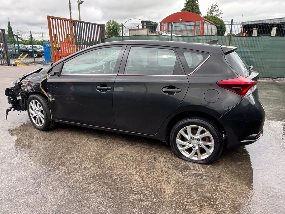 162 Toyota Auris D4D Light damage - Image 4