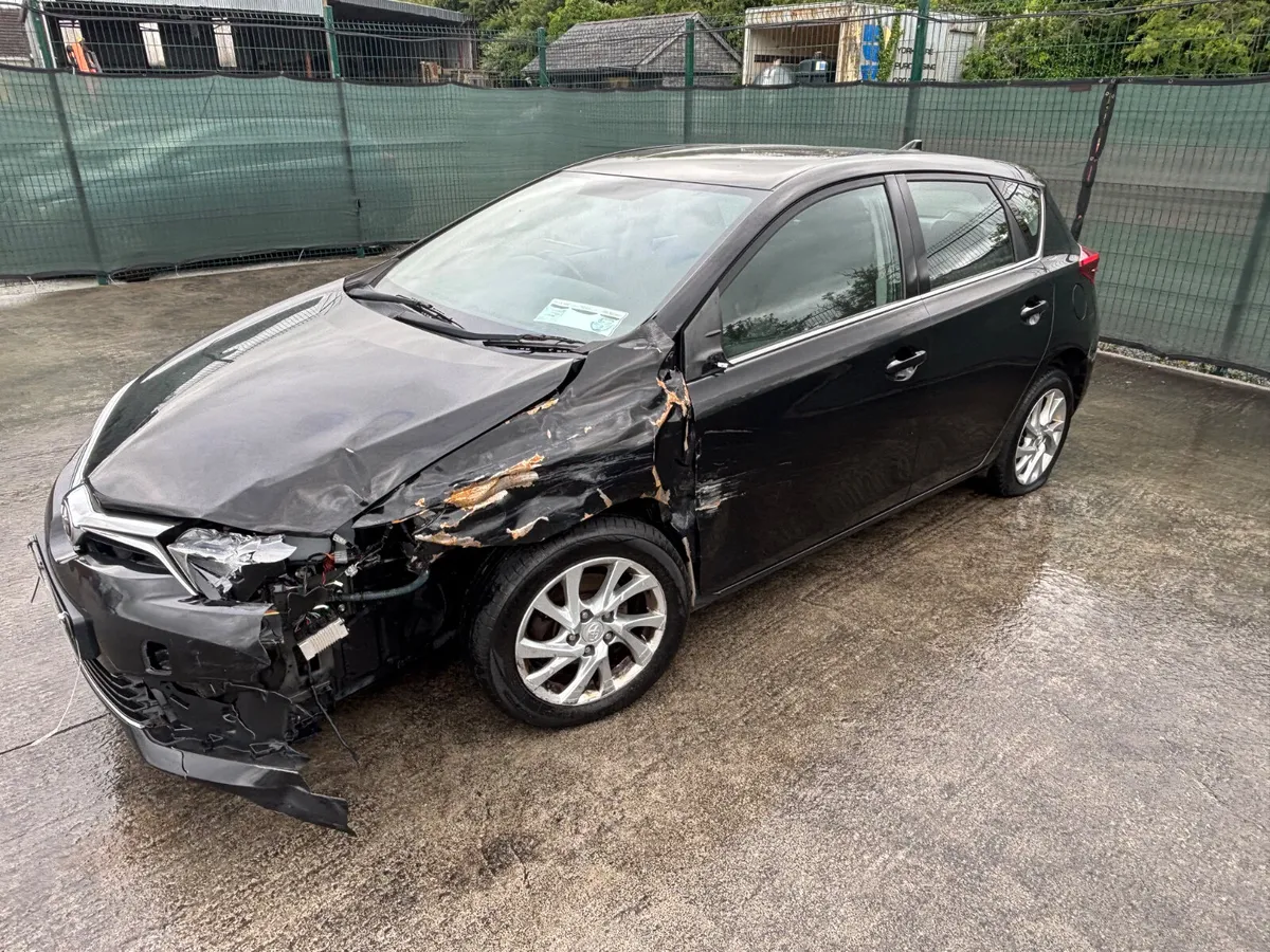 162 Toyota Auris D4D Light damage - Image 2