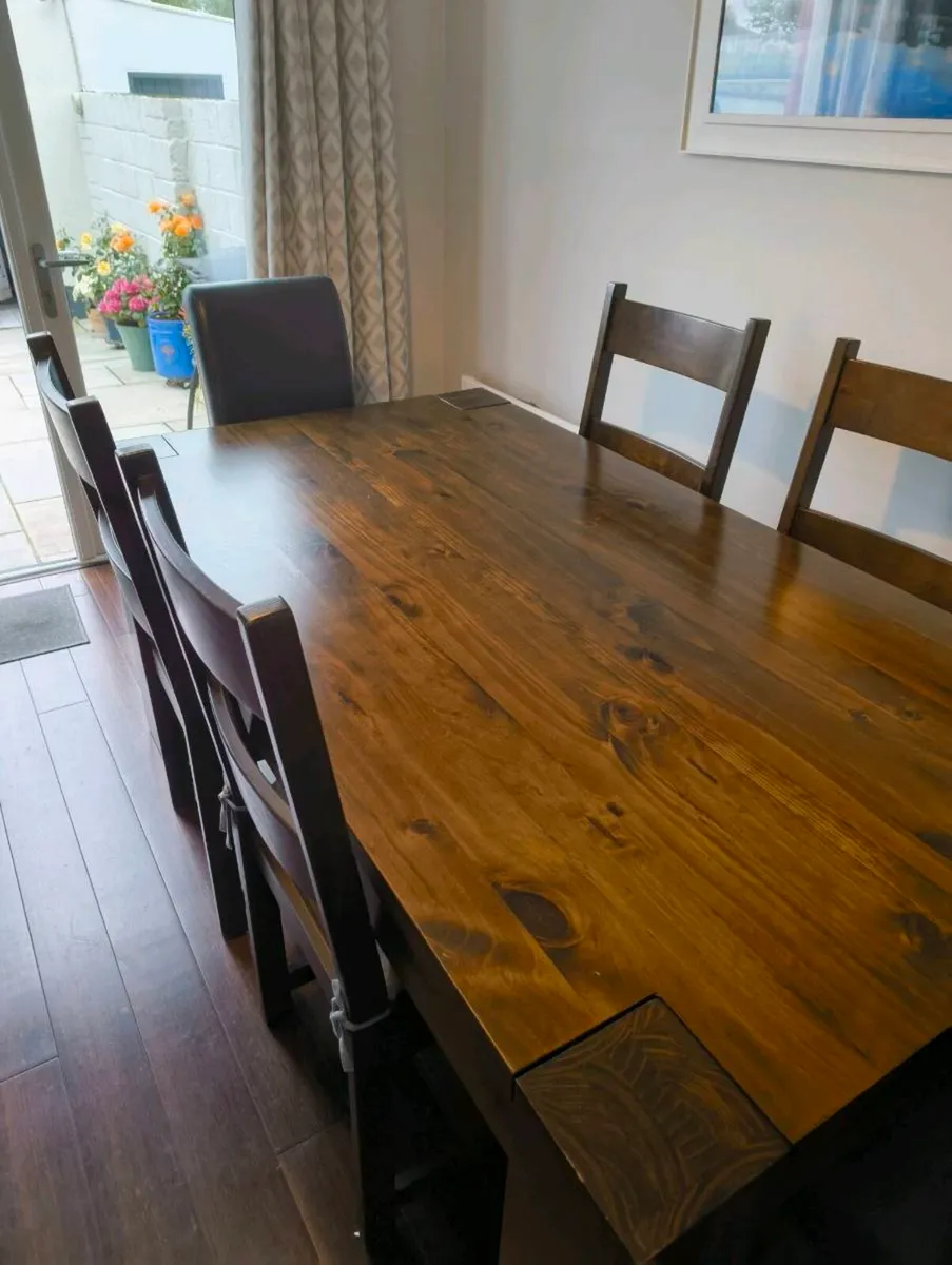 Solid Dining table and 6 chairs - Image 1