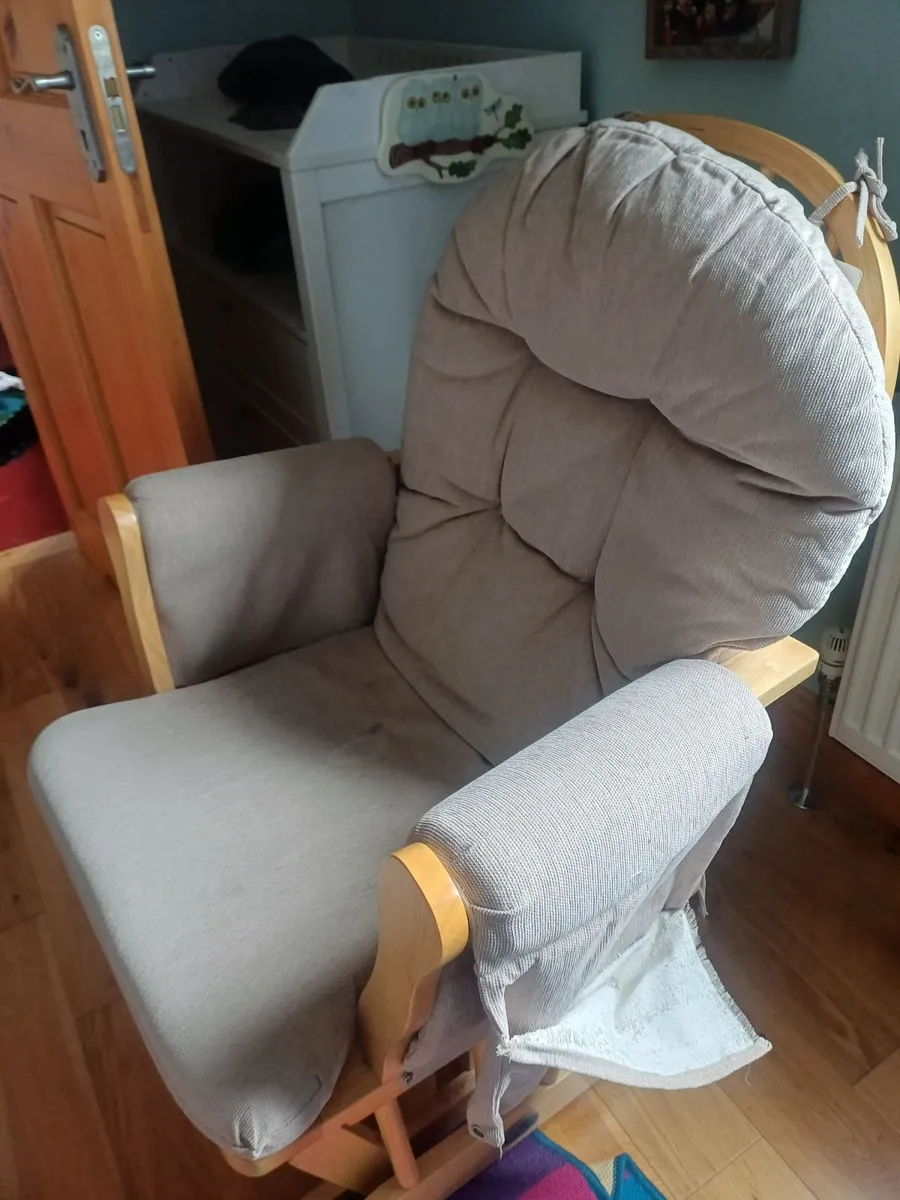 Babylo nursing chair and footstool - Image 2
