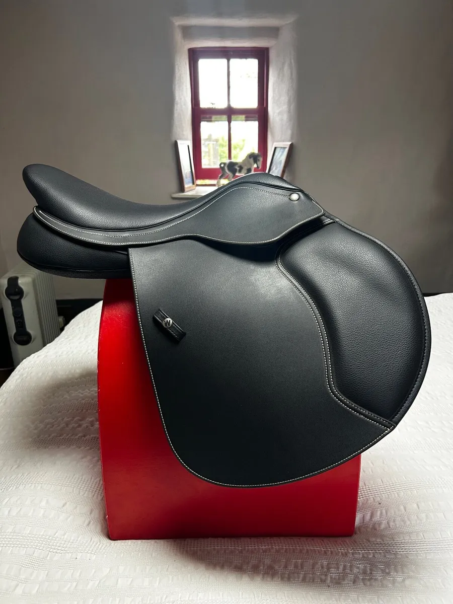 New Wintec 500 close contact jump Saddle 16.5” - Image 1