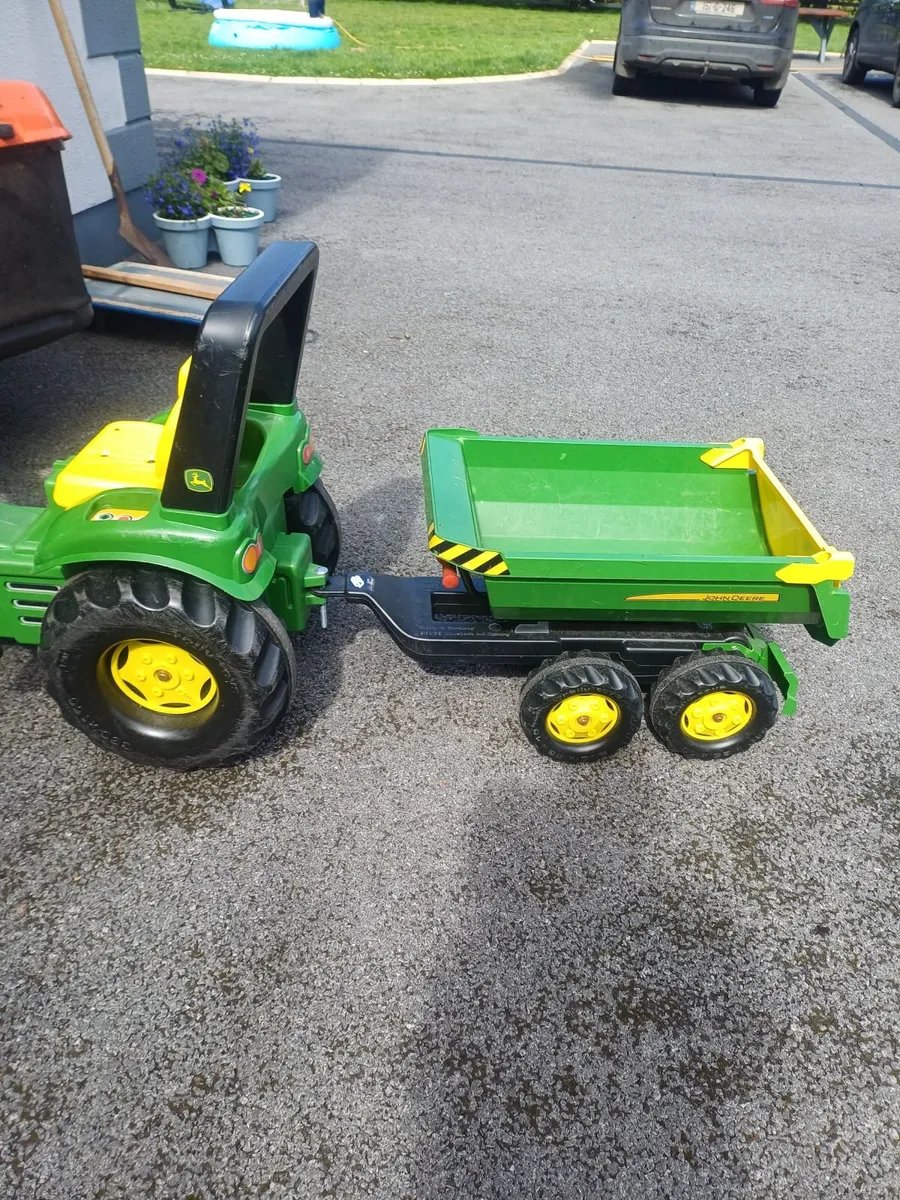 John Deere toy tractor and trailer - Image 3