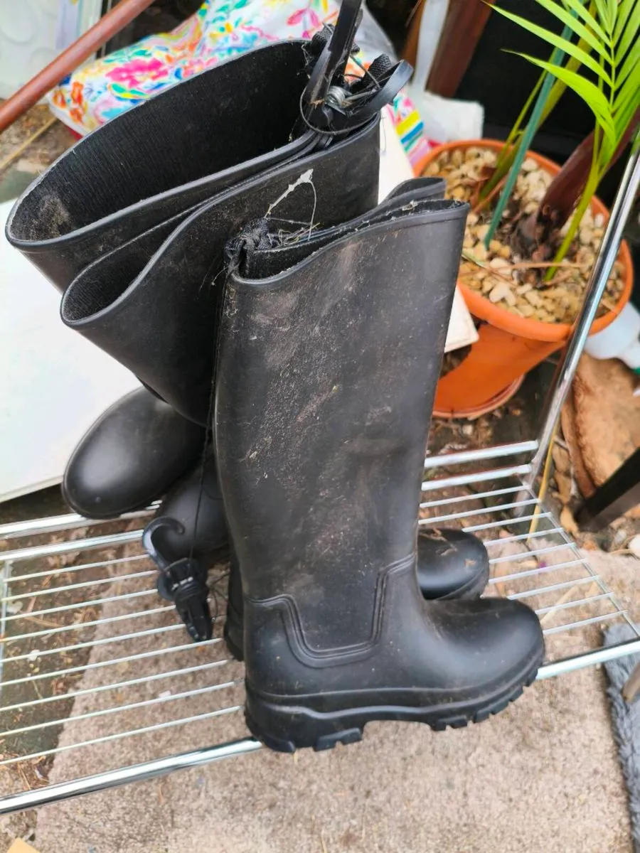 2 pairs kids boots size 4new never used 10for both - Image 1