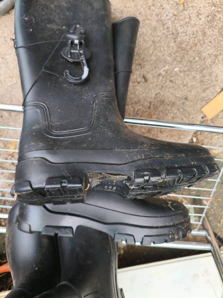 2 pairs kids boots size 4new never used 10for both - Image 2