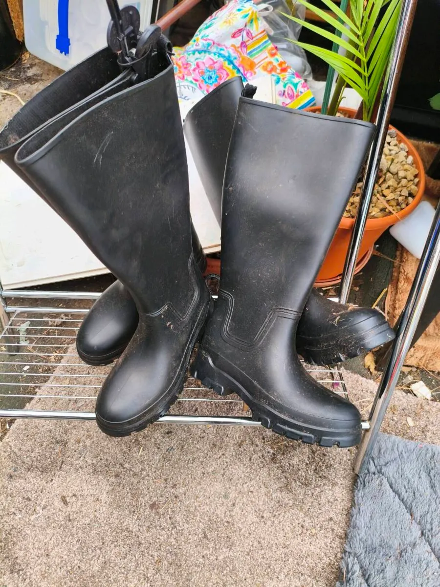 2 pairs kids boots size 4new never used 10for both - Image 3