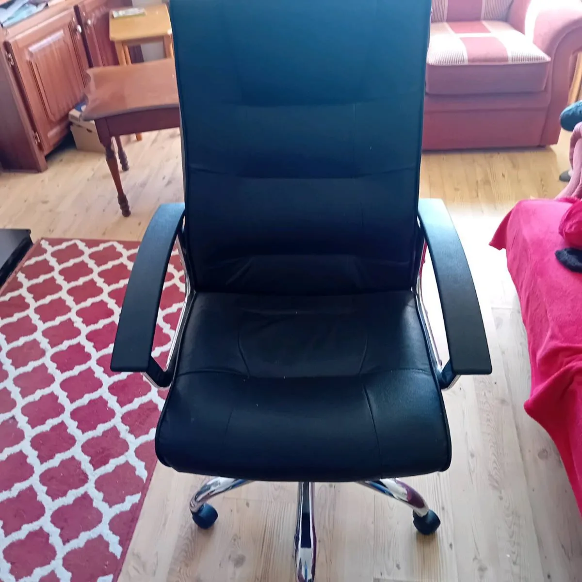 Office chair and desk - Image 1