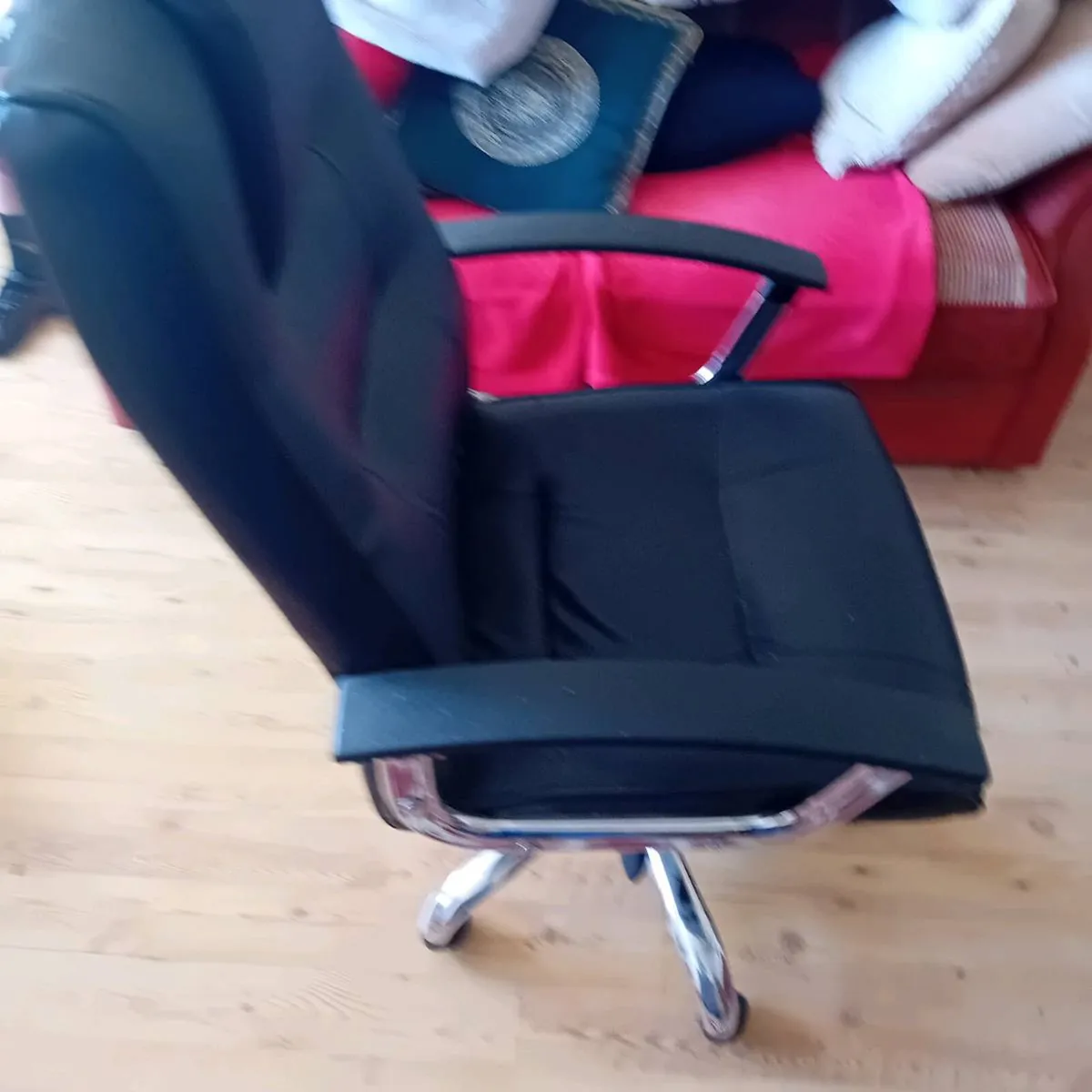 Office chair and desk - Image 2