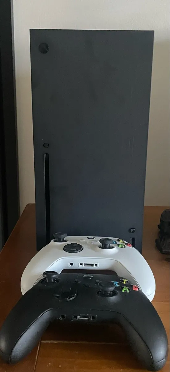Xbox Series X 1TB with an extra controller - Image 1