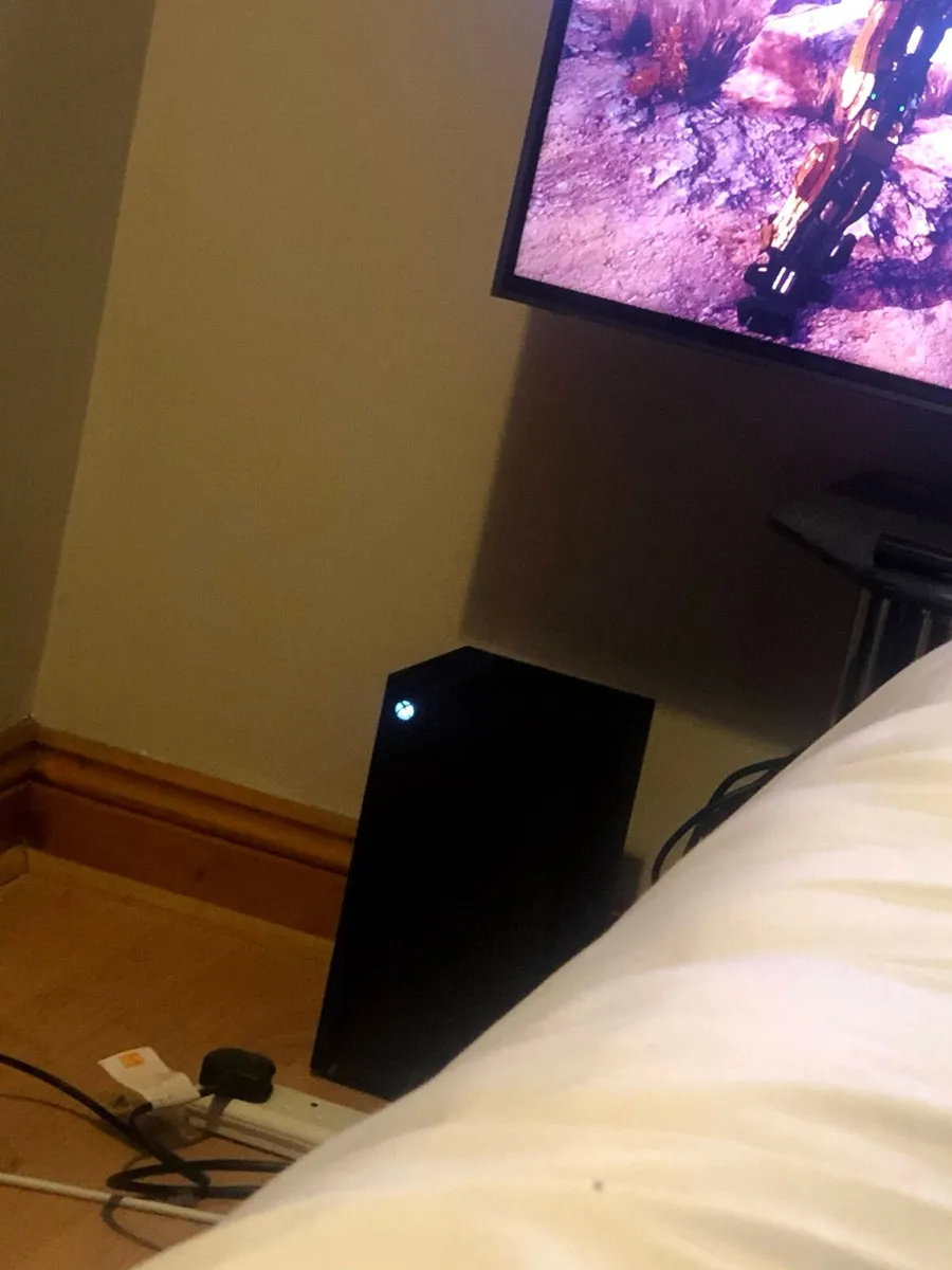 Xbox Series X 1TB with an extra controller - Image 3