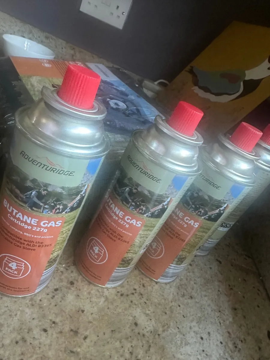 Portable gas stove and 4 butane gas cartridges - Image 1
