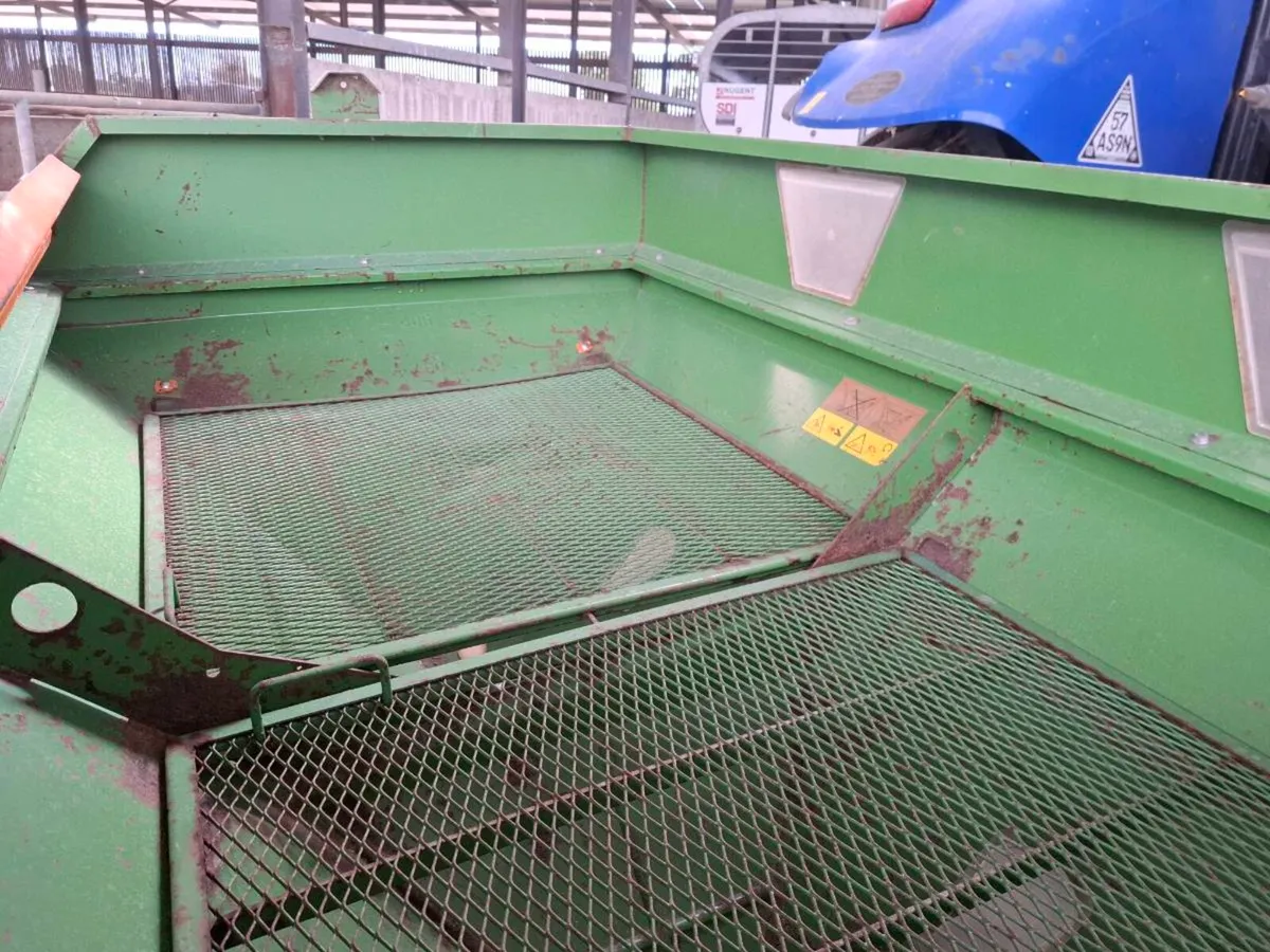 Fertiliser spreader - Image 3