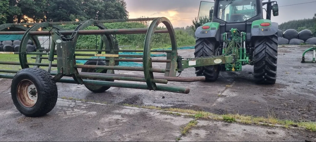 Malone Self-Loading 4 Bale Carrier - Image 1