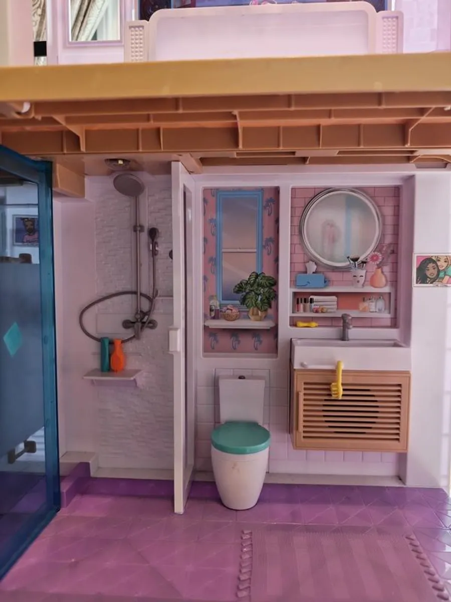 Barbie Dreamhouse in excellent condition with accessories included - Image 4