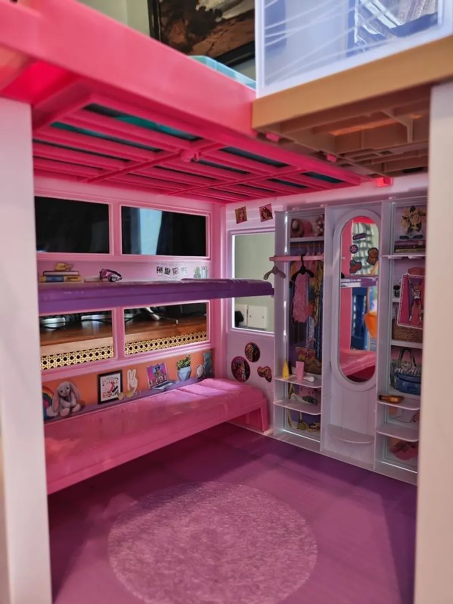 Barbie Dreamhouse in excellent condition with accessories included - Image 1