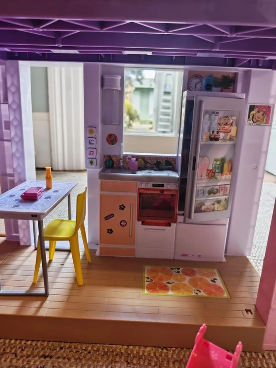 Barbie Dreamhouse in excellent condition with accessories included - Image 2
