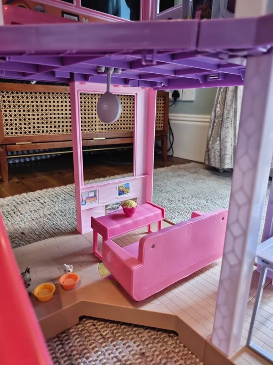 Barbie Dreamhouse in excellent condition with accessories included - Image 3