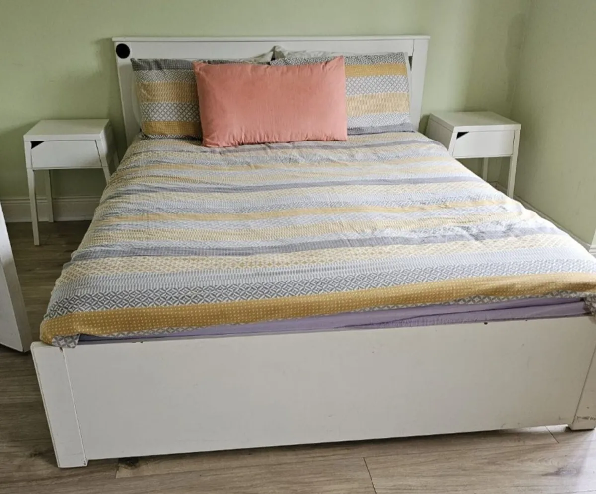 Kingsize bed and bedside tables