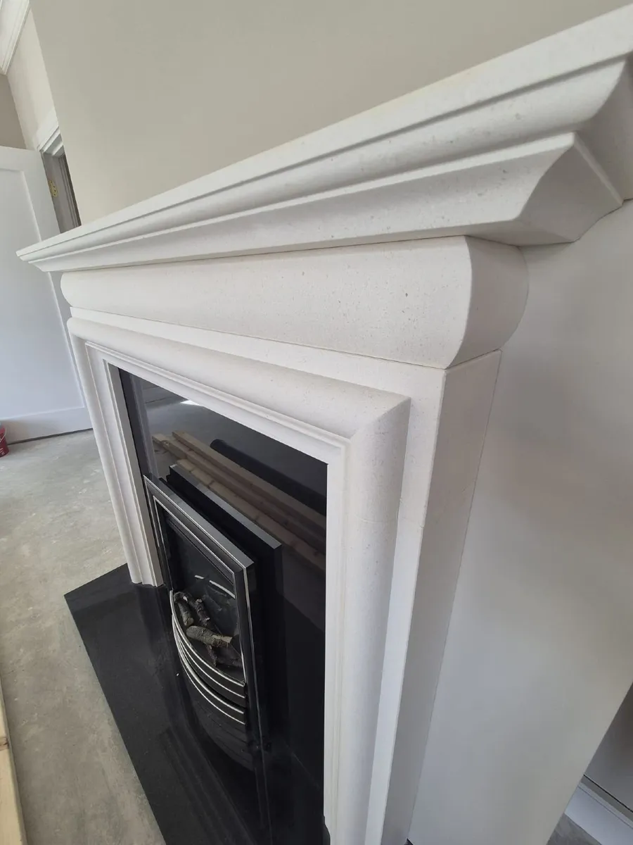 Charlton&Jenrick EL fire place with lime stone - Image 3