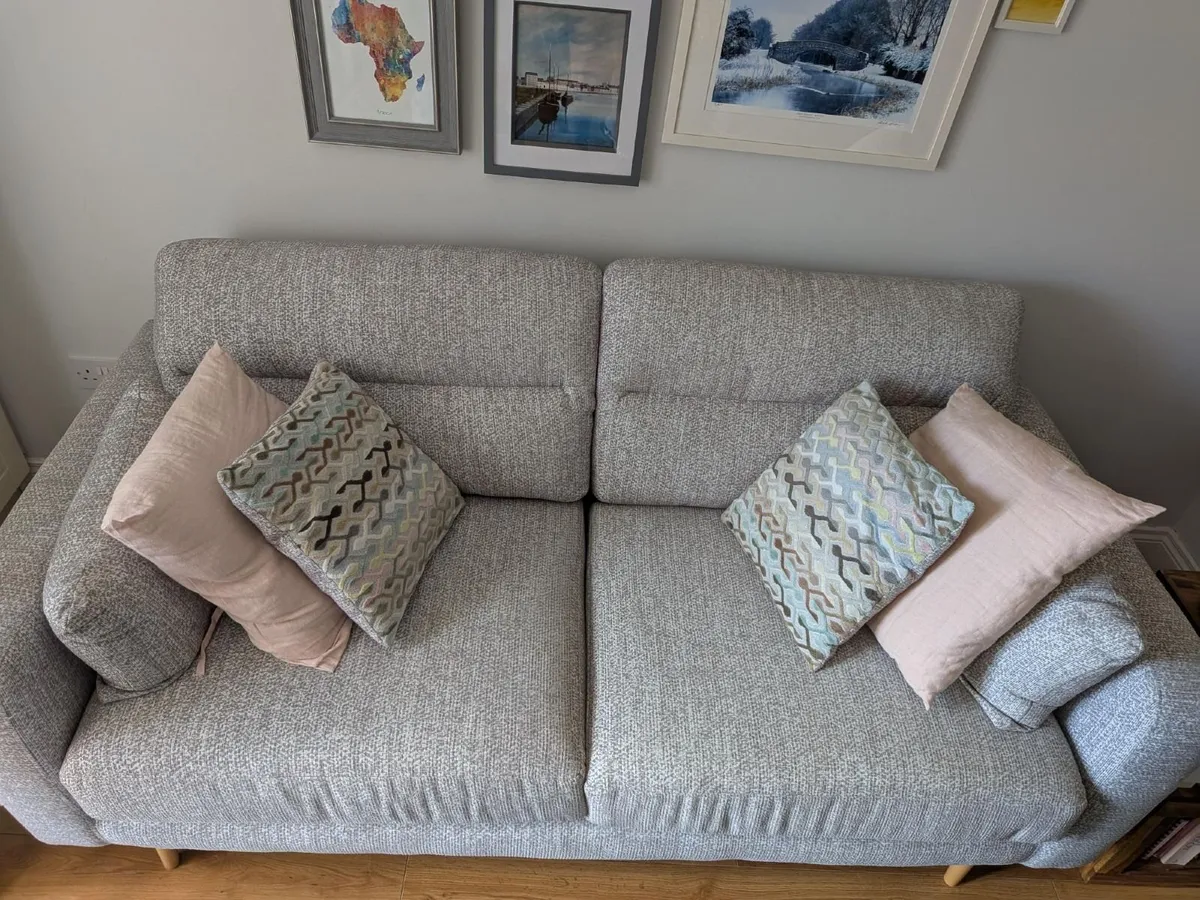 Light grey 3 seater sofa - like new - EZ Living - Image 4