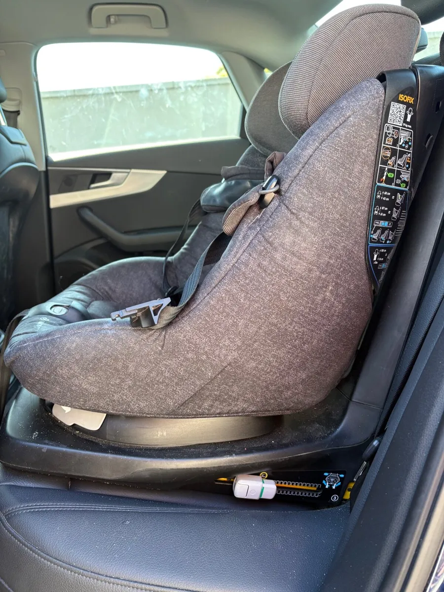 Maxi cosi axissfix plus car seat - Image 1