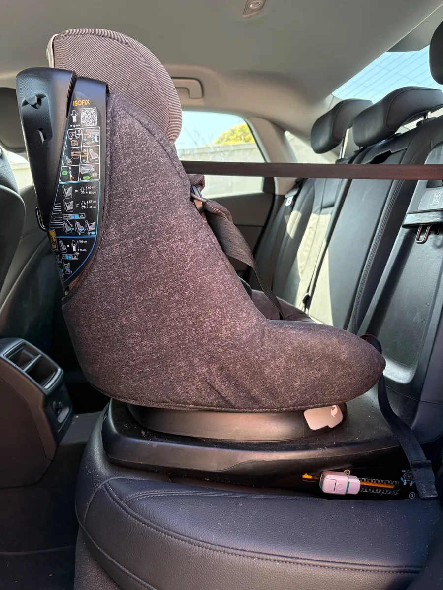 Maxi cosi axissfix plus car seat - Image 2