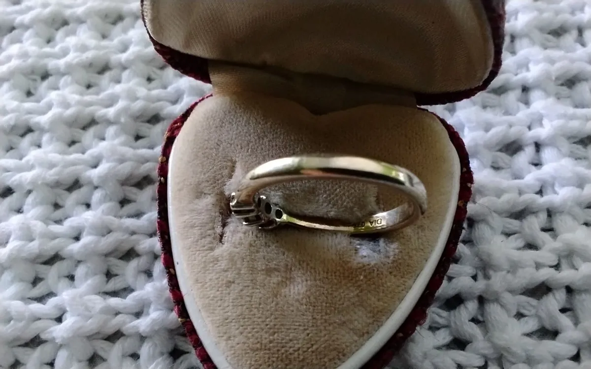 9ct Gold &platinum diamond trilogy ring O - Image 2