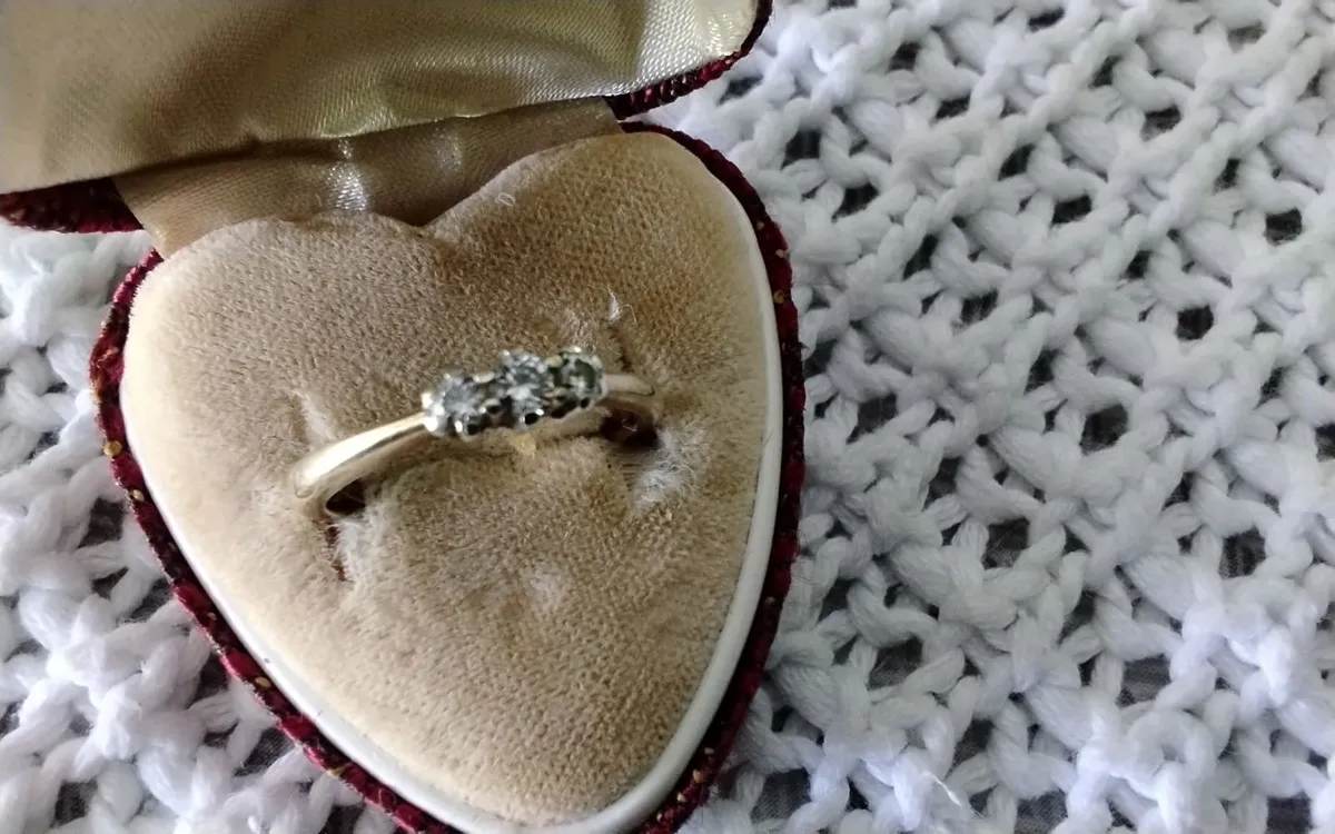 9ct Gold &platinum diamond trilogy ring O - Image 1