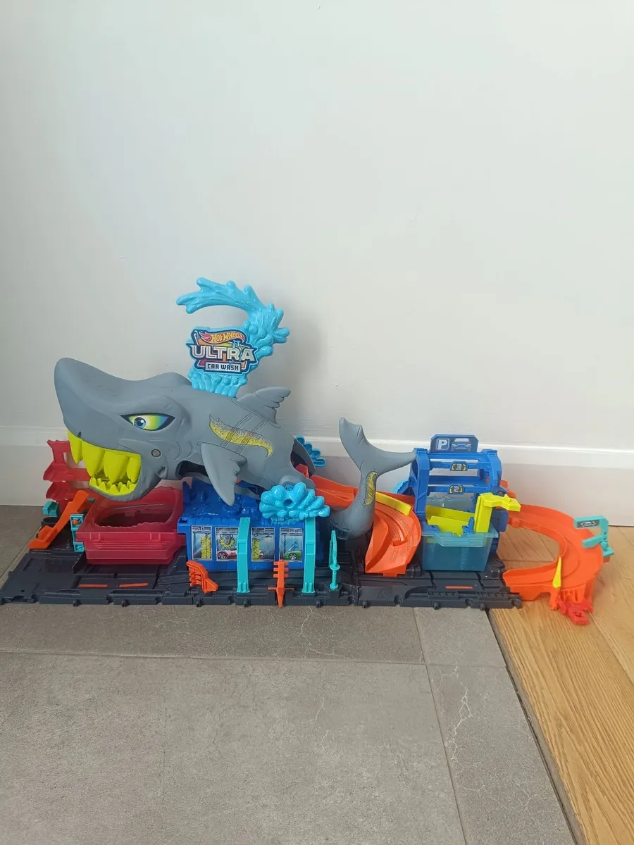 Hot Wheels City Ultra Shark Car Wash playset - Image 1