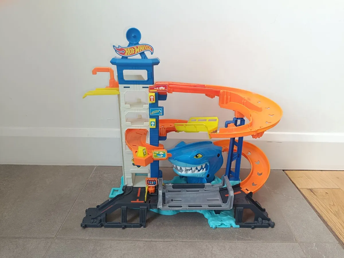 Hot Wheels City Attacking Shark Escape Playset - Image 1
